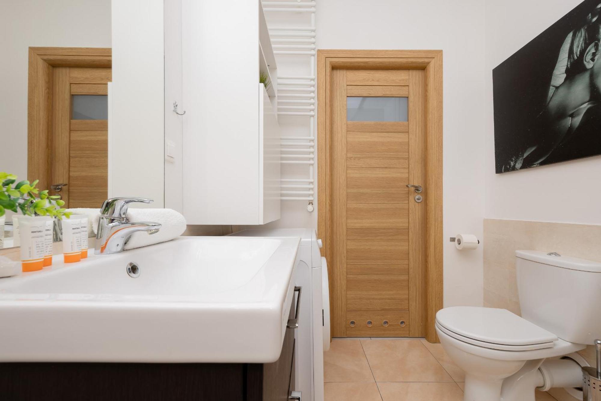 City Apartment With Parking Near Metro Mlociny By Noclegi Renters ワルシャワ エクステリア 写真