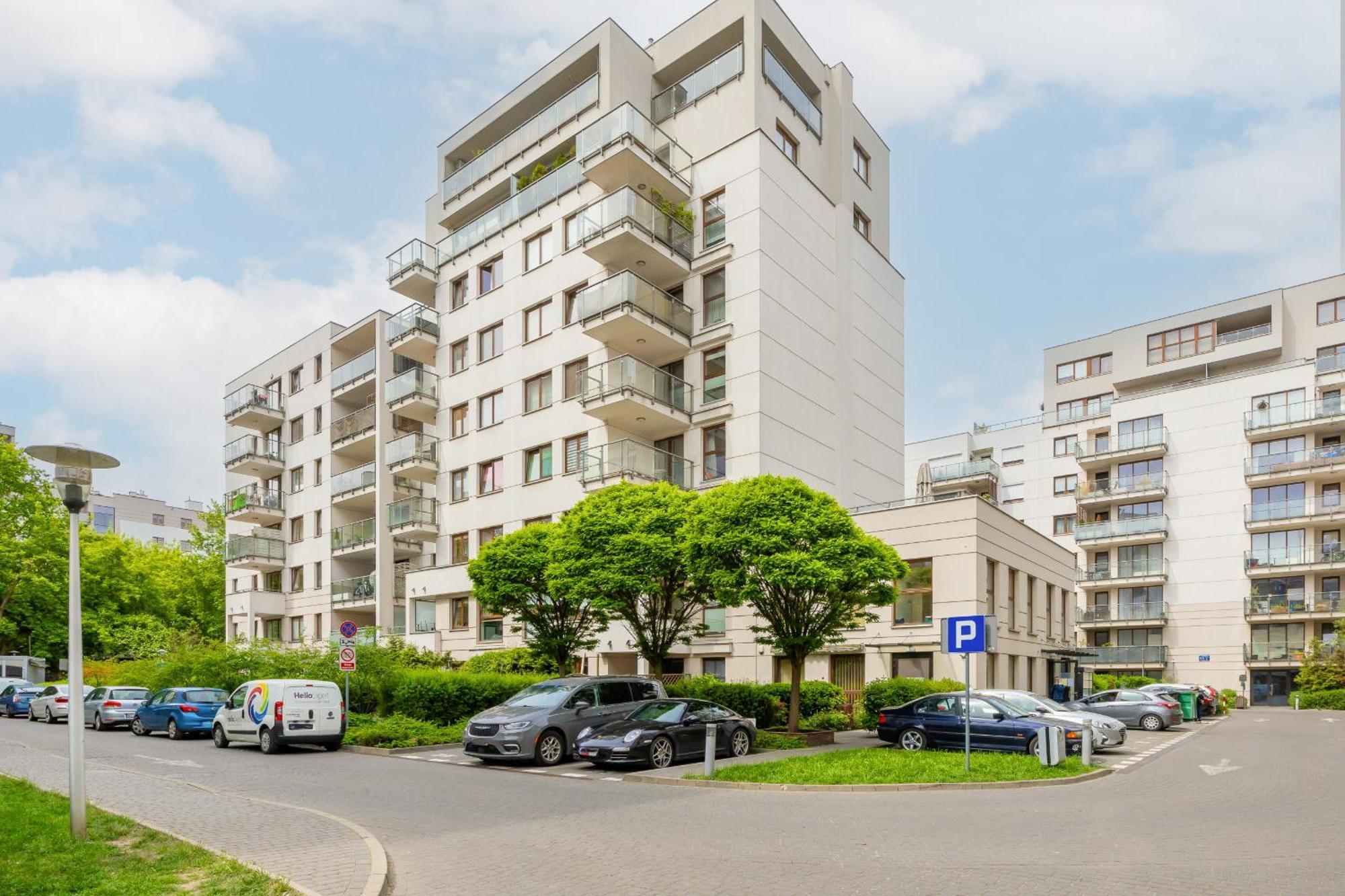 City Apartment With Parking Near Metro Mlociny By Noclegi Renters ワルシャワ エクステリア 写真